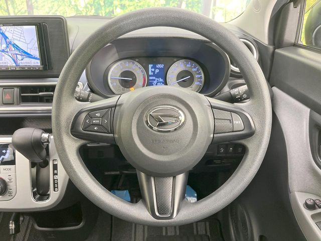 �C���e���A�ɍ��킹���f�U�C���̃X�e�A�����O�́A�^�]�������̂��Ƃ��l���A�^�]���₷���`��A�傫���ł��B�����x�A���ۂɐG���Ă��m���߂��������B