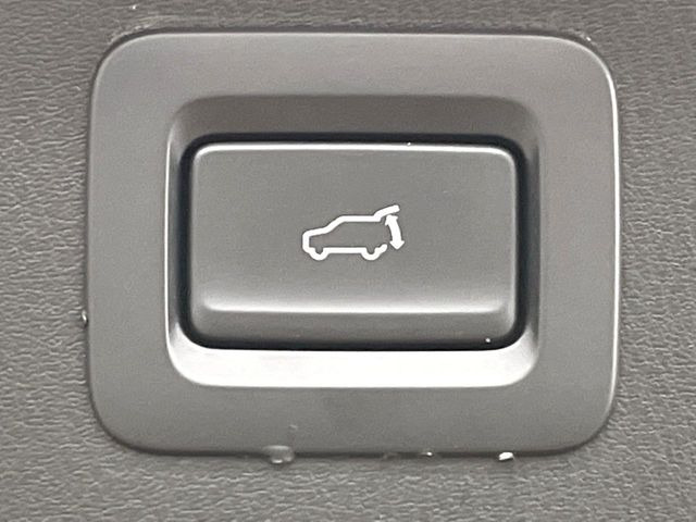 【パワーバックドア】スマートキーや運転席のボタンを押すだけでリアゲートが自動で開閉します!荷物を持っている時や、高い位置にあるバックドアを閉める際に便利な機能です♪