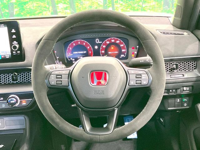 �C���e���A�ɍ��킹���f�U�C���̃X�e�A�����O�́A�^�]�������̂��Ƃ��l���A�^�]���₷���`��A�傫���ł��B�����x�A���ۂɐG���Ă��m���߂��������B
