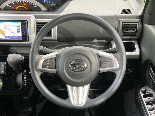 �C���e���A�ɍ��킹���f�U�C���̃X�e�A�����O�́A�^�]�������̂��Ƃ��l���A�^�]���₷���`��A�傫���ł��B�����x�A���ۂɐG���Ă��m���߂��������B
