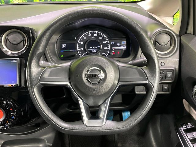 �C���e���A�ɍ��킹���f�U�C���̃X�e�A�����O�́A�^�]�������̂��Ƃ��l���A�^�]���₷���`��A�傫���ł��B�����x�A���ۂɐG���Ă��m���߂��������B