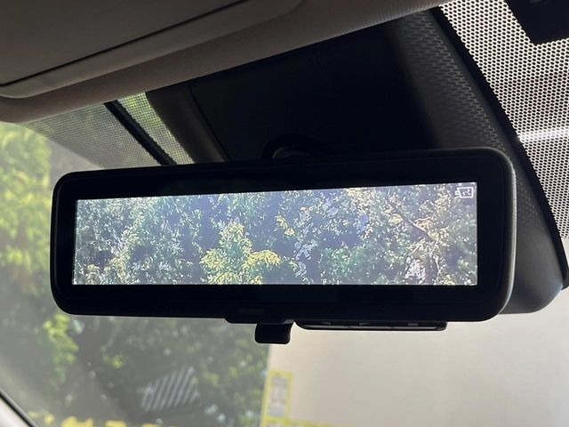 【デジタルインナーミラー】後席の大きな荷物や同乗者で後方が確認しづらい時でも安心!カメラが撮影した車両後方の映像をルームミラー内に表示。クリアな視界で状況の確認が可能です!