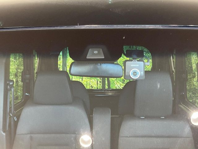 【ホンダセンシング】走行中に前方の車両等を認識し、衝突しそうな時は警報とブレーキで衝突回避と被害軽減をアシスト。より安全にドライブをお楽しみいただけます。
