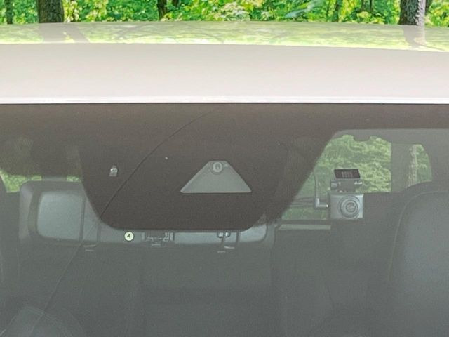 【i-ACTIVESENSE】走行中に前方の車両等を認識し、衝突しそうな時は警報とブレーキで衝突回避と被害軽減をアシスト。より安全にドライブをお楽しみいただけます。