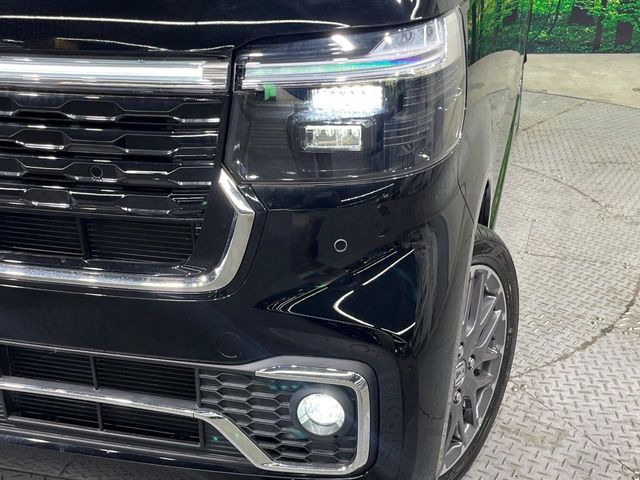 【LEDヘッドライト】悪天候や夜間走行時も良好な視界を確保し安心して運転できる高輝度LEDヘッドライトを装備!点灯速度が早く、消費電力も抑えられています。