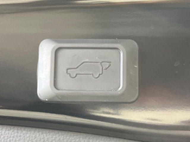 【パワーバックドア】スマートキーや運転席のボタンを押すだけでリアゲートが自動で開閉します!荷物を持っている時や、高い位置にあるバックドアを閉める際に便利な機能です♪