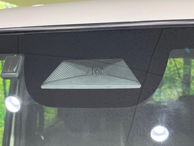 【ホンダセンシング】走行中に前方の車両等を認識し、衝突しそうな時は警報とブレーキで衝突回避と被害軽減をアシスト。より安全にドライブをお楽しみいただけます。