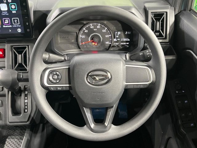 �C���e���A�ɍ��킹���f�U�C���̃X�e�A�����O�́A�^�]�������̂��Ƃ��l���A�^�]���₷���`��A�傫���ł��B�����x�A���ۂɐG���Ă��m���߂��������B
