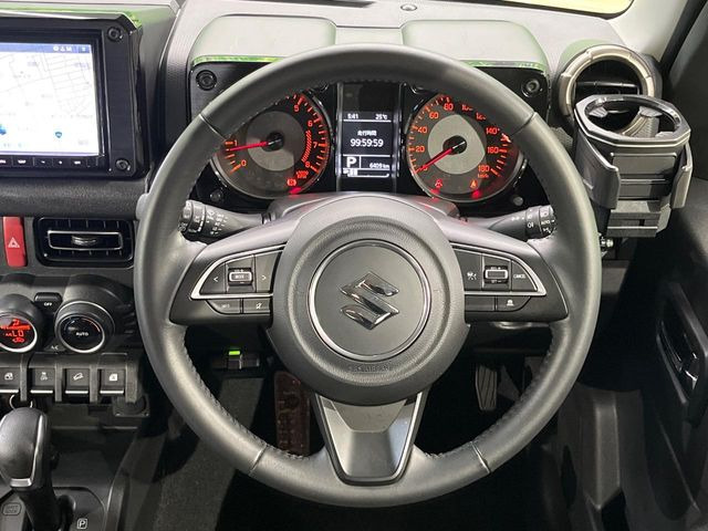 �C���e���A�ɍ��킹���f�U�C���̃X�e�A�����O�́A�^�]�������̂��Ƃ��l���A�^�]���₷���`��A�傫���ł��B�����x�A���ۂɐG���Ă��m���߂��������B