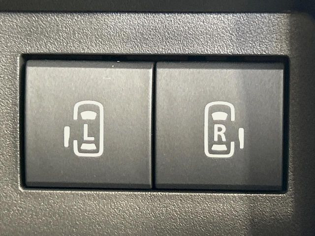 【両側パワースライドドア】スマートキーや運転席のスイッチで後席両側スライドドアの開閉が可能♪電動だから力を入れてドアを開ける必要が無く、小さなお子様でも簡単に開け閉めでき快適です♪
