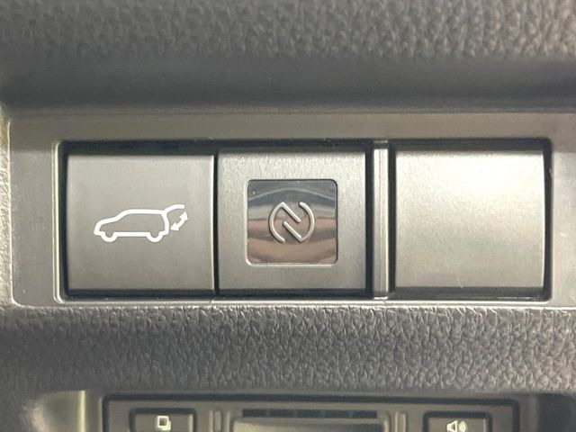 【パワーバックドア】スマートキーや運転席のボタンを押すだけでリアゲートが自動で開閉します!荷物を持っている時や、高い位置にあるバックドアを閉める際に便利な機能です♪