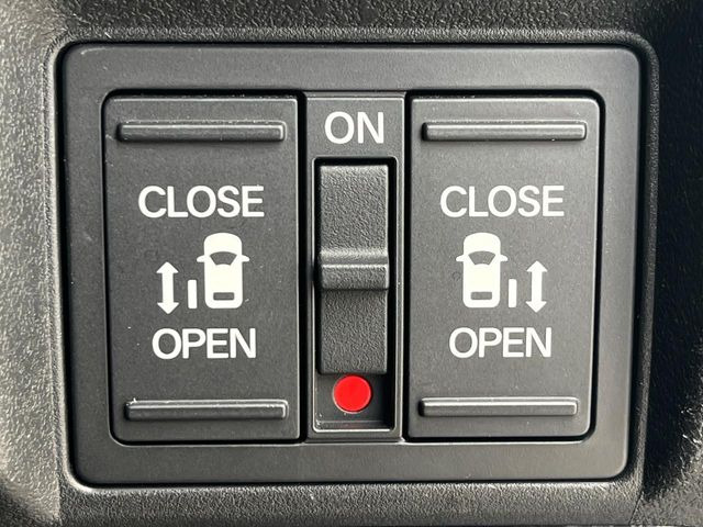 【両側パワースライドドア】スマートキーや運転席のスイッチで後席両側スライドドアの開閉が可能♪電動だから力を入れてドアを開ける必要が無く、小さなお子様でも簡単に開け閉めでき快適です♪