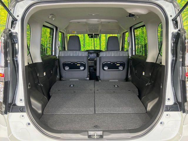 普段のお買い物や通勤、送迎等に十分な荷室スペースを確保しております。セカンドシートを倒すと、大きな荷物の積載も可能です♪