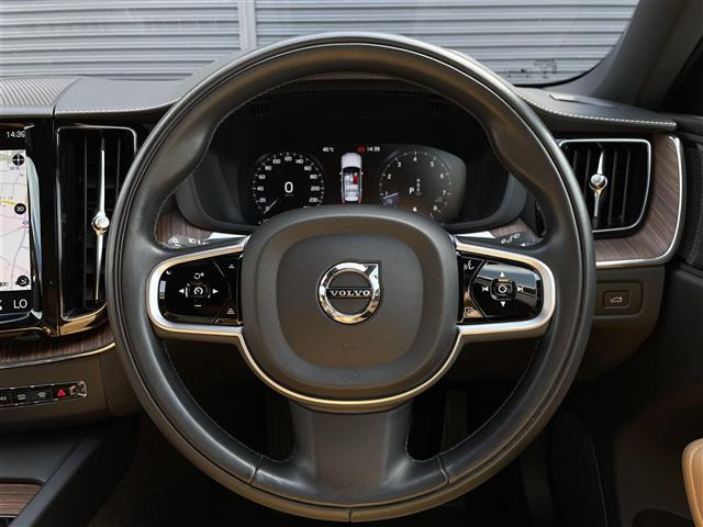 XC60B5 AWD インスクリプション 4WD