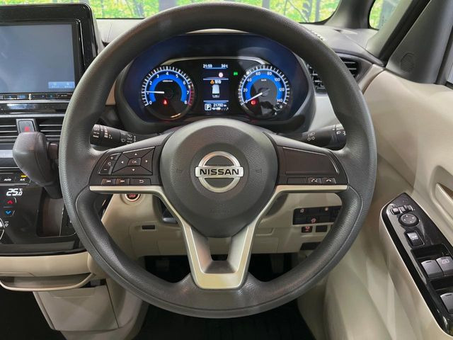 �C���e���A�ɍ��킹���f�U�C���̃X�e�A�����O�́A�^�]�������̂��Ƃ��l���A�^�]���₷���`��A�傫���ł��B�����x�A���ۂɐG���Ă��m���߂��������B
