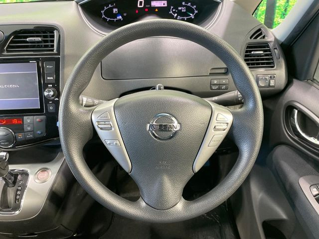 �C���e���A�ɍ��킹���f�U�C���̃X�e�A�����O�́A�^�]�������̂��Ƃ��l���A�^�]���₷���`��A�傫���ł��B�����x�A���ۂɐG���Ă��m���߂��������B