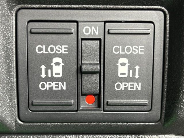 【両側パワースライドドア】スマートキーや運転席のスイッチで後席両側スライドドアの開閉が可能♪電動だから力を入れてドアを開ける必要が無く、小さなお子様でも簡単に開け閉めでき快適です♪