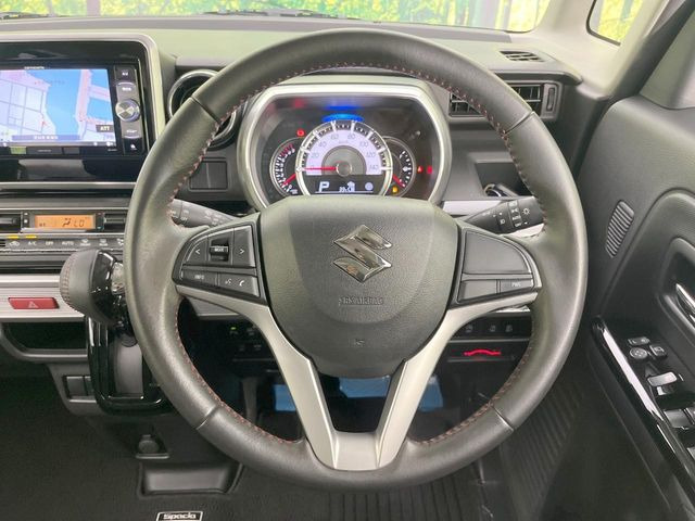 �C���e���A�ɍ��킹���f�U�C���̃X�e�A�����O�́A�^�]�������̂��Ƃ��l���A�^�]���₷���`��A�傫���ł��B�����x�A���ۂɐG���Ă��m���߂��������B