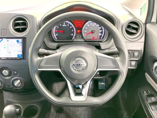 �C���e���A�ɍ��킹���f�U�C���̃X�e�A�����O�́A�^�]�������̂��Ƃ��l���A�^�]���₷���`��A�傫���ł��B�����x�A���ۂɐG���Ă��m���߂��������B