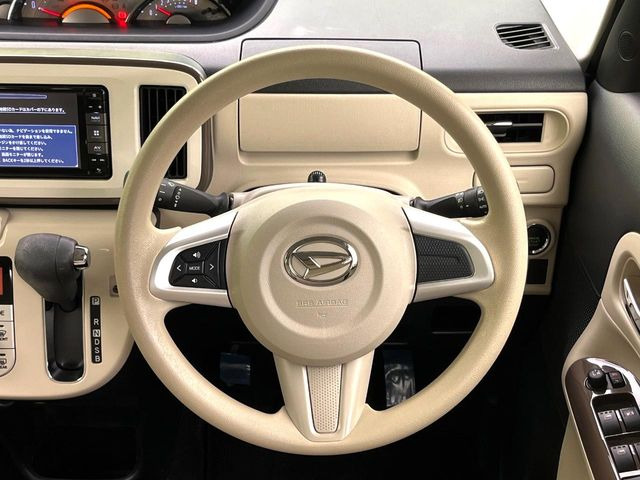 インテリアに合わせたデザインのステアリングは、運転される方のことも考え、運転しやすい形状、大きさです。是非一度、実際に触ってお確かめください。