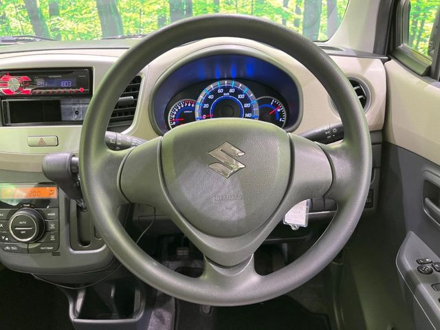 �C���e���A�ɍ��킹���f�U�C���̃X�e�A�����O�́A�^�]�������̂��Ƃ��l���A�^�]���₷���`��A�傫���ł��B�����x�A���ۂɐG���Ă��m���߂��������B