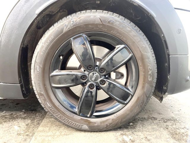 ●17インチアルミホイール:輸入車ならではの卓越した走りを支えるホイールと足回りです!日本車の走りに慣れている方にもぜひ体感して頂きたいほど、高いレベルでまとまっています!