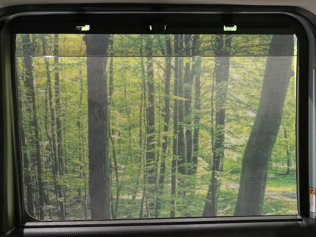 【ロールシェード】日差しや車外からの光が眩しいときにサッと引き出して使える、ロール格納タイプのサンシェードを装備。後席に乗ったお子様がウトウトしだした時など、ぜひご活用ください♪