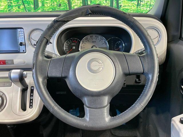 �C���e���A�ɍ��킹���f�U�C���̃X�e�A�����O�́A�^�]�������̂��Ƃ��l���A�^�]���₷���`��A�傫���ł��B�����x�A���ۂɐG���Ă��m���߂��������B