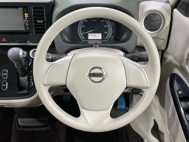 �C���e���A�ɍ��킹���f�U�C���̃X�e�A�����O�́A�^�]�������̂��Ƃ��l���A�^�]���₷���`��A�傫���ł��B�����x�A���ۂɐG���Ă��m���߂��������B