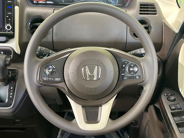 【ステアリングスイッチ】運転中、前方から目線をそらすことなく、オーディオ等の操作が可能な便利機能!安心&快適なドライブを演出してくれます♪
