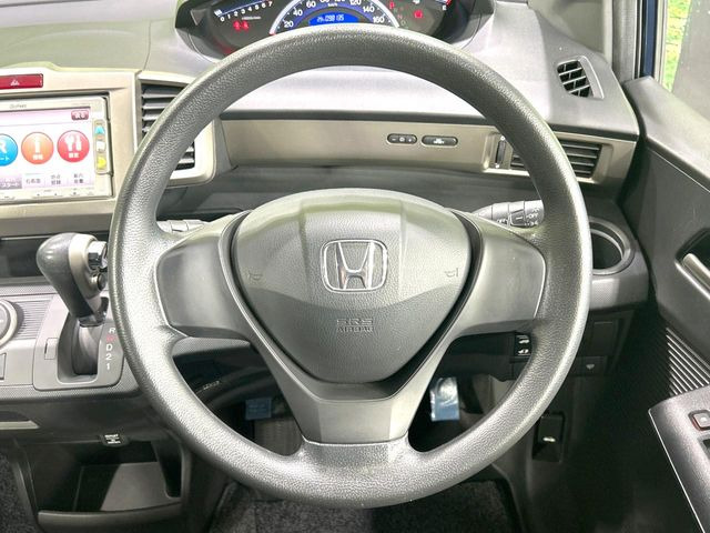 �C���e���A�ɍ��킹���f�U�C���̃X�e�A�����O�́A�^�]�������̂��Ƃ��l���A�^�]���₷���`��A�傫���ł��B�����x�A���ۂɐG���Ă��m���߂��������B