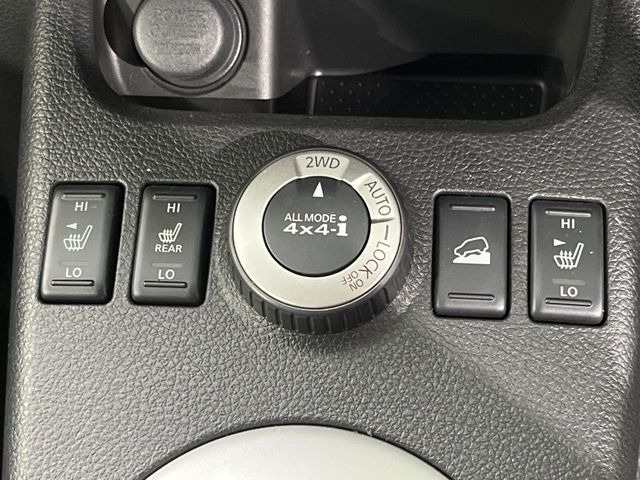 �y�I�[�����[�h4&times;4�z2WD/4WD���[�h����y�ɐ؂�ւ��\�B�R��d����2WD�A�X�^�b�N���ɖ𗧂�LOCK�AAUTO���[�h�ł�4WD�̔z���������Œ������A�H�ʏ󋵂��킸���肵��������T�|�[�g�B