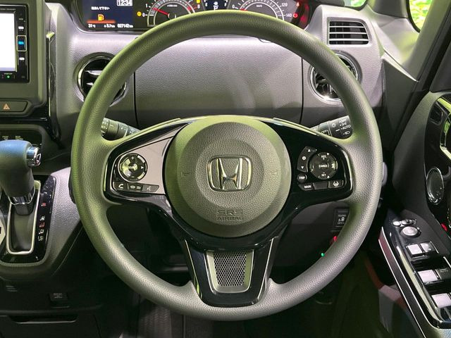 �C���e���A�ɍ��킹���f�U�C���̃X�e�A�����O�́A�^�]�������̂��Ƃ��l���A�^�]���₷���`��A�傫���ł��B�����x�A���ۂɐG���Ă��m���߂��������B