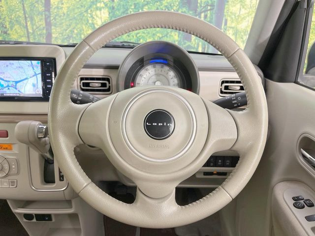�C���e���A�ɍ��킹���f�U�C���̃X�e�A�����O�́A�^�]�������̂��Ƃ��l���A�^�]���₷���`��A�傫���ł��B�����x�A���ۂɐG���Ă��m���߂��������B