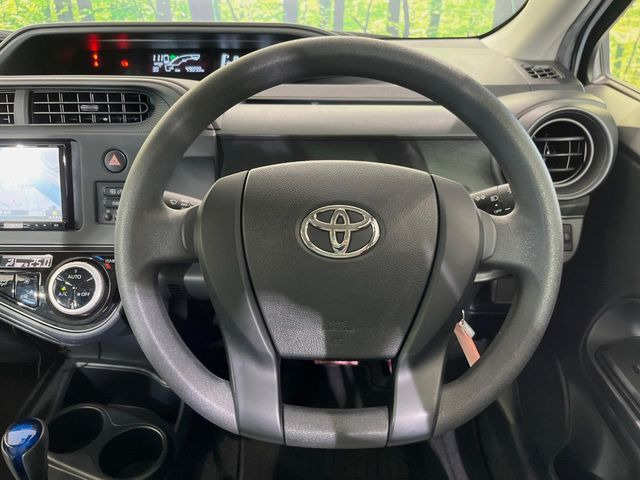 �C���e���A�ɍ��킹���f�U�C���̃X�e�A�����O�́A�^�]�������̂��Ƃ��l���A�^�]���₷���`��A�傫���ł��B�����x�A���ۂɐG���Ă��m���߂��������B