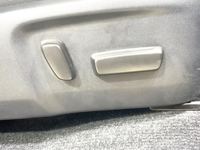 【パワーシート】スイッチ一つで簡単にシートの微調整が可能!電動だから力もいりません!快適なシートポジションにセットして、快適なドライブをお楽しみください。