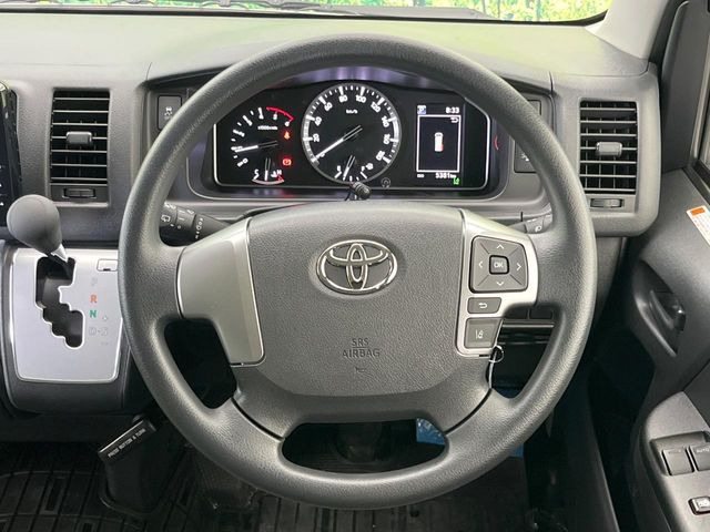 インテリアに合わせたデザインのステアリングは、運転される方のことも考え、運転しやすい形状、大きさです。是非一度、実際に触ってお確かめください。