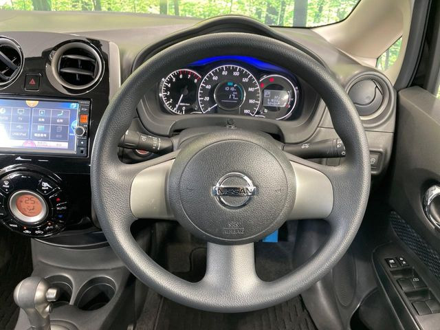�C���e���A�ɍ��킹���f�U�C���̃X�e�A�����O�́A�^�]�������̂��Ƃ��l���A�^�]���₷���`��A�傫���ł��B�����x�A���ۂɐG���Ă��m���߂��������B