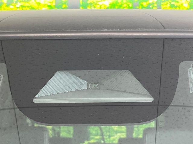 【ホンダセンシング】走行中に前方の車両等を認識し、衝突しそうな時は警報とブレーキで衝突回避と被害軽減をアシスト。より安全にドライブをお楽しみいただけます。
