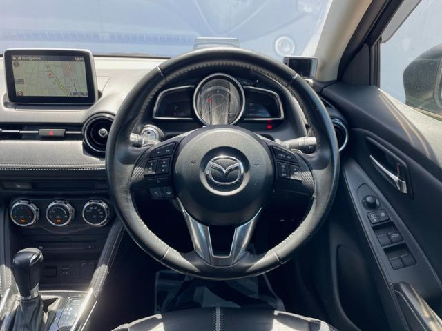 �C���e���A�ɍ��킹���f�U�C���̃X�e�A�����O�́A�^�]�������̂��Ƃ��l���A�^�]���₷���`��A�傫���ł��B�����x�A���ۂɐG���Ă��m���߂��������B