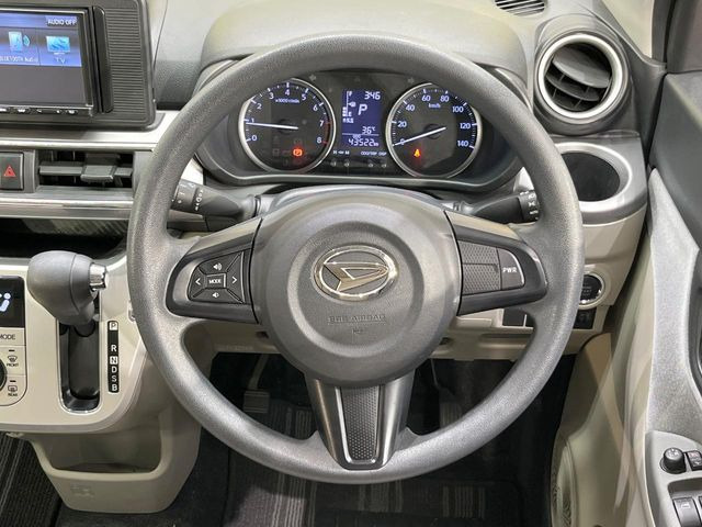 �C���e���A�ɍ��킹���f�U�C���̃X�e�A�����O�́A�^�]�������̂��Ƃ��l���A�^�]���₷���`��A�傫���ł��B�����x�A���ۂɐG���Ă��m���߂��������B