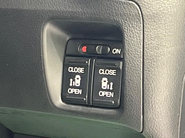 【両側パワースライドドア】スマートキーや運転席のスイッチで後席両側スライドドアの開閉が可能♪電動だから力を入れてドアを開ける必要が無く、小さなお子様でも簡単に開け閉めでき快適です♪