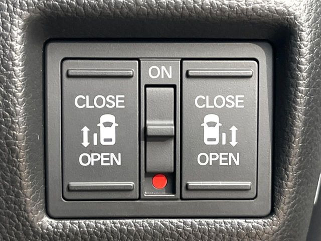 【両側スライドドア】駐車場で隣の車との間隔が狭く乗りにくい時、スライドドアなら安心!ドアオープン時も幅を取らず、開口部が広いので乗り降りがとっても簡単です。大きな荷物の出し入れも後席から可能♪