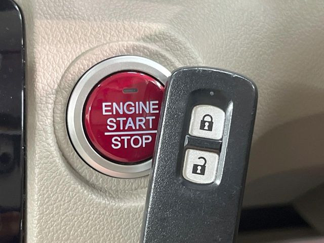 �yHonda�X�}�[�g�L�[�z�J�o����|�P�b�g�ɓ��ꂽ�܂܂ł��h�A�̎{���E�������\�ȃX�}�[�g�L�[�𑕔��B�G���W���̃I���E�I�t�����J�M�����o���K�v����������Ƃ��Ă��֗��ł���
