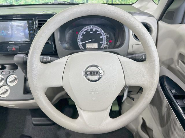�C���e���A�ɍ��킹���f�U�C���̃X�e�A�����O�́A�^�]�������̂��Ƃ��l���A�^�]���₷���`��A�傫���ł��B�����x�A���ۂɐG���Ă��m���߂��������B