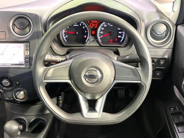 �C���e���A�ɍ��킹���f�U�C���̃X�e�A�����O�́A�^�]�������̂��Ƃ��l���A�^�]���₷���`��A�傫���ł��B�����x�A���ۂɐG���Ă��m���߂��������B