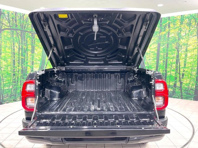 【トノカバー】デッキに積み込んだ荷物を雨風や盗難のリスクから守るトノカバーを装備。気兼ねなく荷物を積み込んでお使いいただけます。