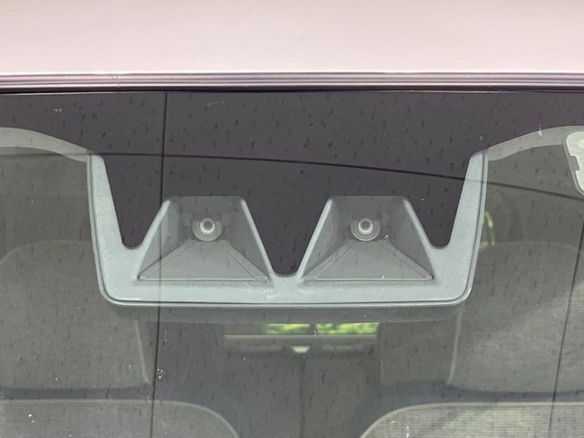 【スマートアシスト】走行中に前方の車両等を認識し、衝突しそうな時は警報とブレーキで衝突回避と被害軽減をアシスト。より安全にドライブをお楽しみいただけます。