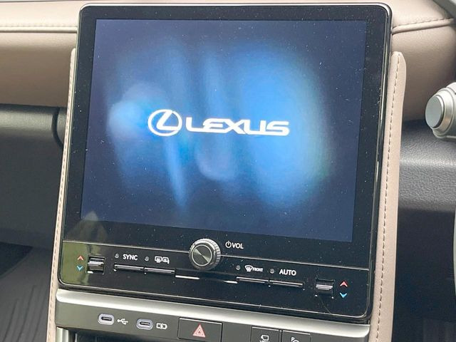 �y9.8�C���` �f�B�X�v���C�I�[�f�B�I�z���ʂ̃f�B�X�v���C��AppleCarPlay��AndroidAuto�����p�\�B�傫�ȉ�ʂŃX�}�z�i�r�A�v���������p���������܂���