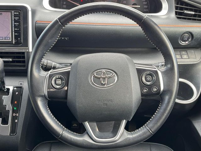 �C���e���A�ɍ��킹���f�U�C���̃X�e�A�����O�́A�^�]�������̂��Ƃ��l���A�^�]���₷���`��A�傫���ł��B�����x�A���ۂɐG���Ă��m���߂��������B